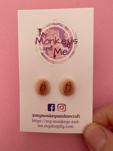 Vulva studs