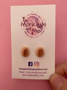 Vulva studs